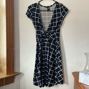 Medium navy/white knee length dress